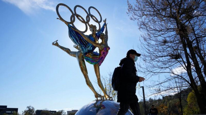 Một bức tượng quảng bá cho Thế vận hội Olympic Bắc Kinh 2022 đặt tại Công viên Shougang ở thủ đô Bắc Kinh (Trung Quốc).&nbsp;Ảnh: AP&nbsp;