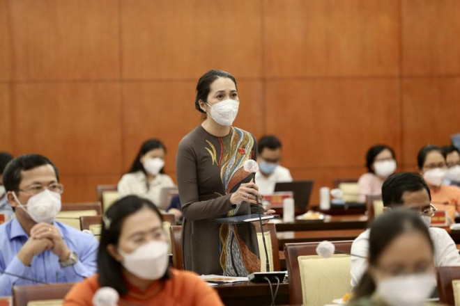 Đại biểu Nguyễn Thị Việt Tú chất vấn Chủ tịch TP.HCM chiều 8-12. Ảnh: HOÀNG GIANG
