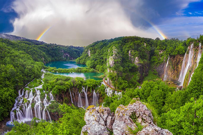 Vườn quốc gia Plitvice Lakes, Croatia: Bao gồm một khu vực rộng lớn gần 300km2, Vườn quốc gia Plitvice Lakes ở Croatia đã được UNESCO công nhận là di sản thế giới từ năm 1979. Nó được tôn vinh với 16 hồ nổi bật được nối với nhau bởi một loạt thác nước hùng vĩ đổ xuống một hẻm núi đá vôi đẹp như tranh vẽ. 
