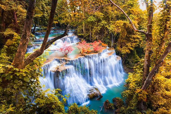 Thác Huay Mae Khamin, Kanchanaburi, Thái Lan: Kỳ quan thiên nhiên ngoạn mục này được coi là một trong những thác nước đẹp nhất Thái Lan. Nằm trong công viên quốc gia đập Srinakarin, thác đổ theo từng tầng 7 cấp và trải dài khoảng 2km. 
