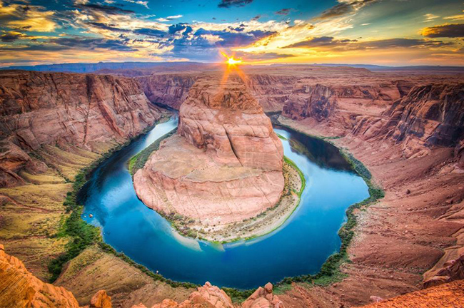 Horseshoe Bend, Arizona, Hoa Kỳ: Horseshoe Bend là kỳ quan nổi bật nhất của Arizona. Đường cong tự nhiên này ở sông Colorado được hình thành khi dòng nước va vào một hàng rào sa thạch dày đặc và buộc phải đổi hướng. 
