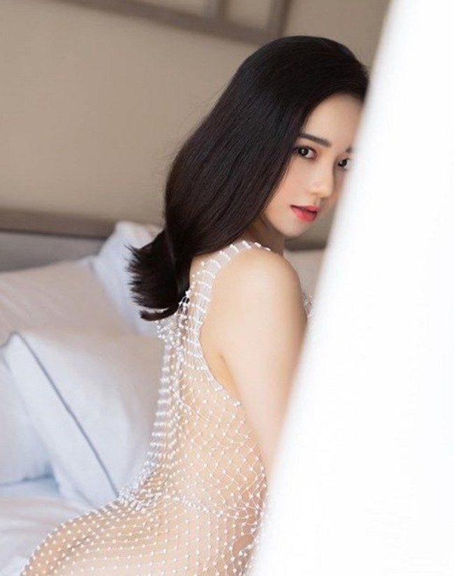 &#34;Hot girl ngủ ngật&#34; Nhã Tiên từng gây tranh cãi vì bộ đồ lưới quá mức gợi cảm.
