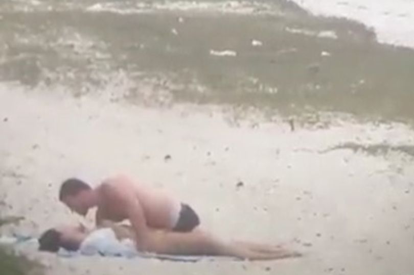 Cặp đôi quan hệ trên bãi biển gây phản cảm.