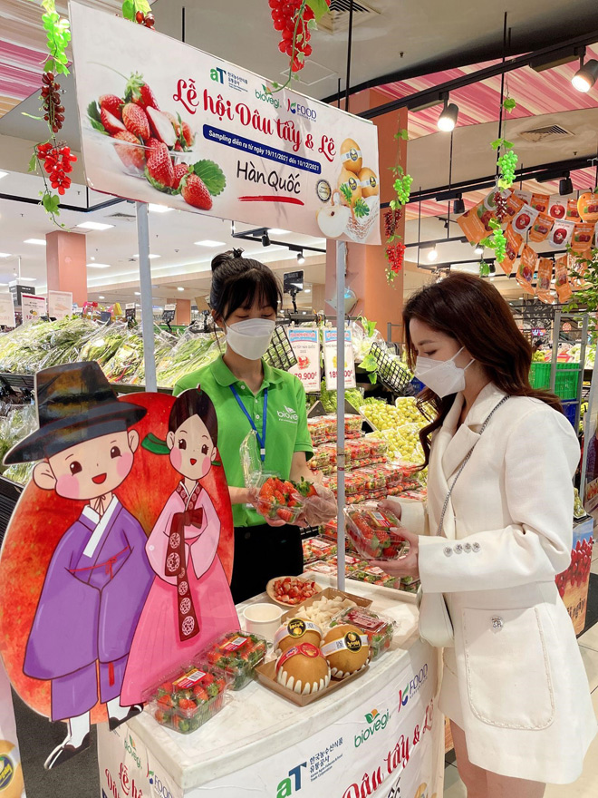 Gian hàng Sampling dâu tây Hàn Quốc của Biovegi tại Aeon Mall