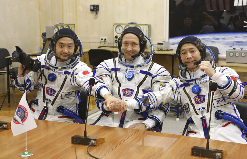 Tỷ phú Maezawa cùng 2 bạn đồng hành phát biểu trước khi bay vào vũ trụ (ảnh: Daily Mail)