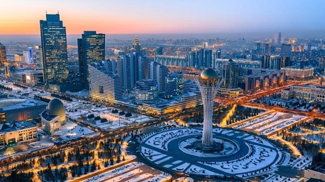 Kazakhstan là một trong 10 quốc gia sản xuất dầu mỏ lớn nhất thế giới.

