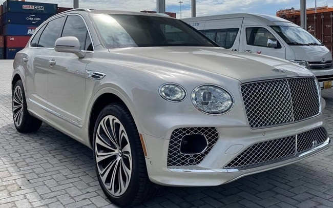 Mới đây nhất, thiếu gia Phan Thành tiếp tục tậu thêm 1 chiếc siêu xe mới thuộc dòng Bentley Bentayga V8 có giá lên đến 17 tỷ đồng cho bộ sưu tập xế xịn của mình.