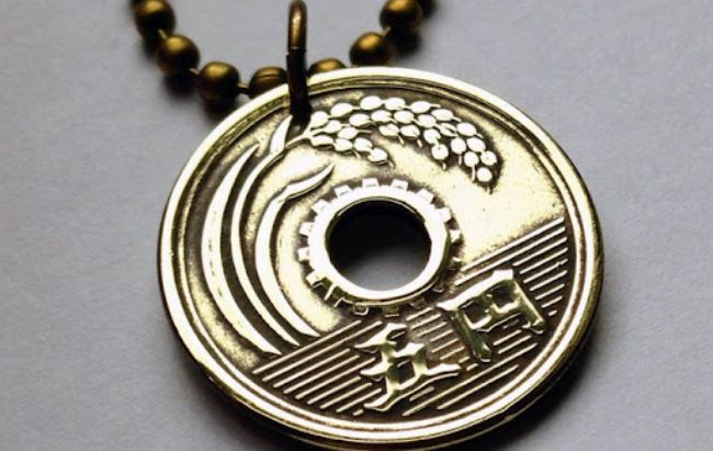 Đầu tiên là đồng 5 yên của Nhật Bản, trong tiếng Nhật, đồng 5 yên trùng âm với từ “kết duyên” nên nó được coi là đồng xu may mắn.
