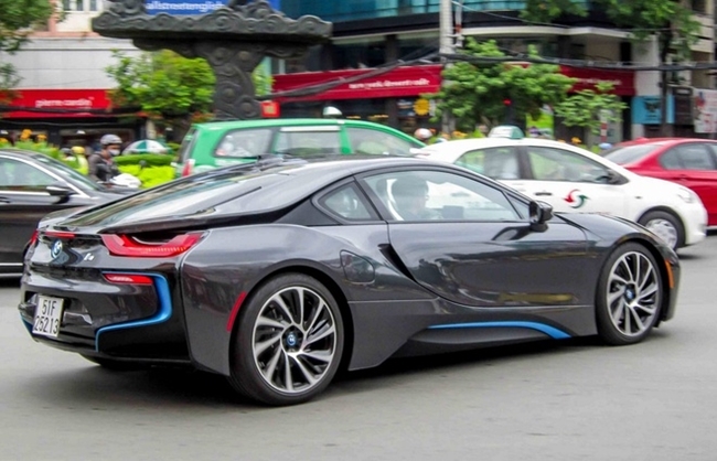 Ngoài ra, vào giữa năm 2015, thiếu gia Phan Thành còn từng gây chú ý với chiếc BMW i8 xám bút chì có giá hơn 136.000 USD (khoảng 3.1 tỷ đồng). Đây cũng được coi là màn chào hỏi của dòng xe này tại thị trường Việt Nam khiến giới mê xe hết sức ngỡ ngàng.