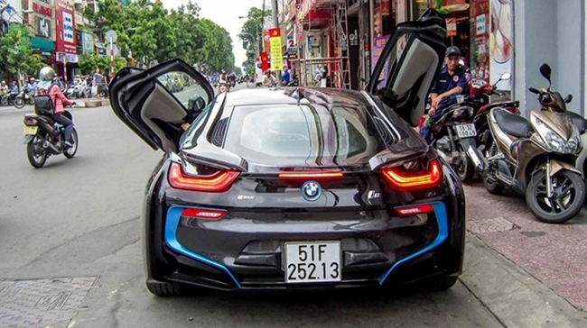 BMW i8 sở hữu động cơ 3 xy-lanh, dung tích 1,5 lít, sản sinh công suất tối đa 231 mã lực và mô-men xoắn cực đại 320 Nm. Sức mạnh trên cho phép BMW i8 tăng tốc từ 0-100 km/h trong vòng 4,4 giây trước khi đạt vận tốc tối đa 250km/h.
