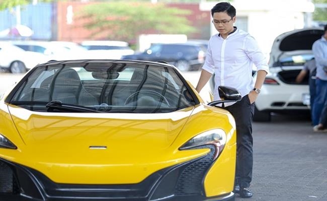 Vào năm 2016, vị thiếu gia đất Sài thành đã “mạnh tay” dành tặng “xế hộp” Ferrari 488 GTB cho người em trai duy nhất là Phan Hoàng.