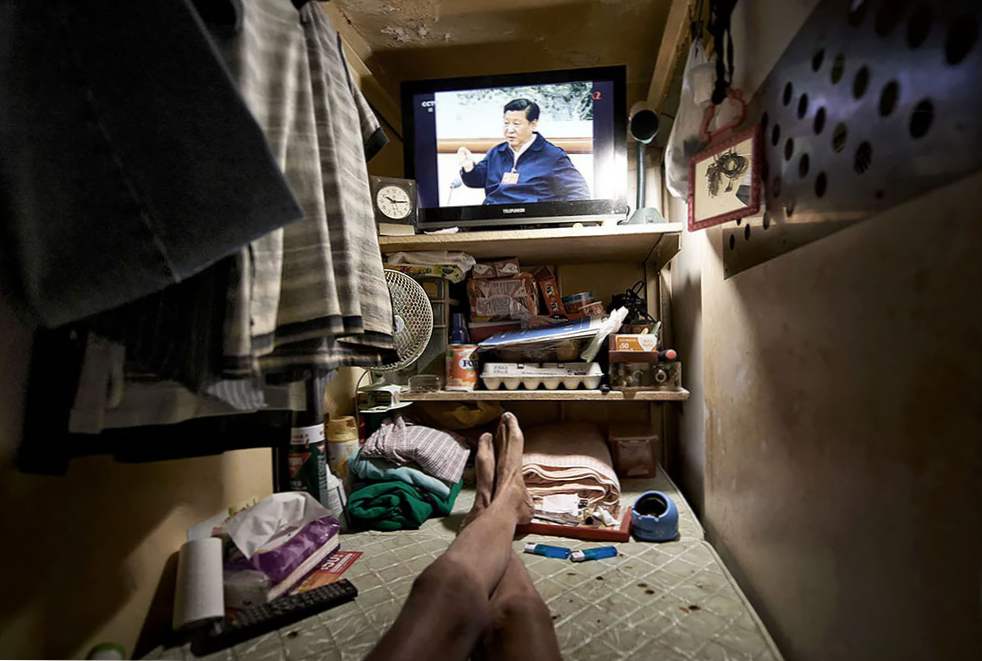 Hàng trăm nghìn người đang phải sống trong những căn phòng siêu chật ở Hong Kong (ảnh: The Sun)