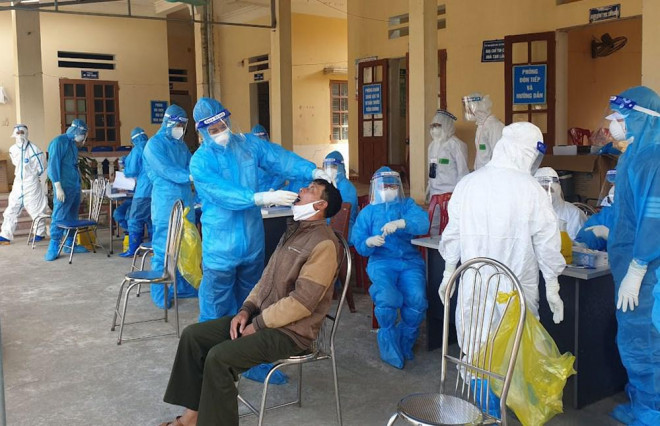 Lực lượng y tế lấy mẫu xét nghiệm Covid-19 tại huyện Tiên Lãng, TP Hải Phòng
