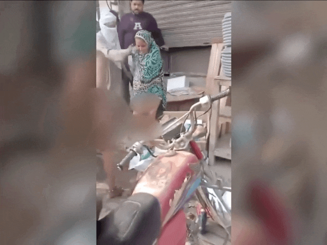 Pakistan: Phẫn nộ cảnh cô gái bị buộc khỏa thân, diễu hành trên phố