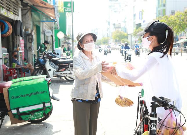 Trúc Ly trao quà cho bà Nguyễn Bạch Điệp (72 tuổi) trên đường Nguyễn Văn Cừ, quận 5 vào trưa 8/12.