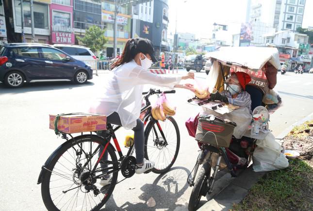 Cô gái trẻ luôn dừng lại để sẻ chia với những người mưu sinh khó nhọc.