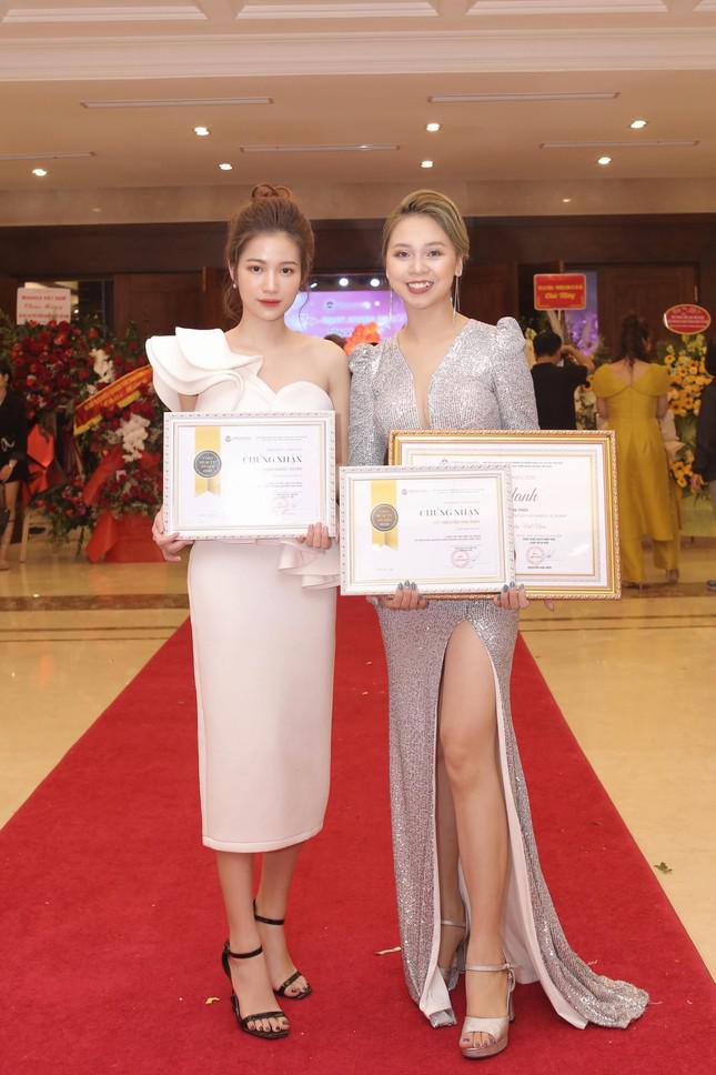 Ngọc Huyền (bên trái) với chứng nhận tham gia cuộc thi Viet Nam Beauty Awards 2020