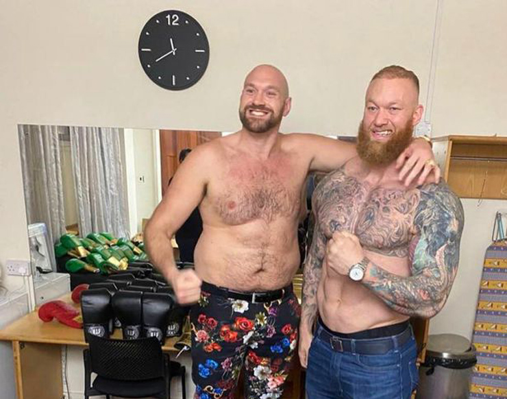 "Thần Thor" Iceland (phải) có thể hình vượt trội hơn so với Tyson Fury (trái)