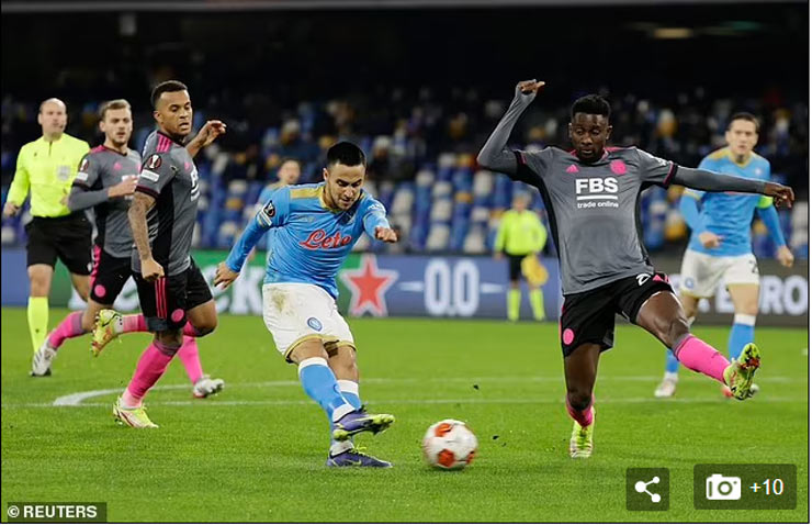 Adam Ounas sớm mở tỷ số cho Napoli trước Leicester City trên sân nhà mang tên huyền thoại Diego Armando Maradona