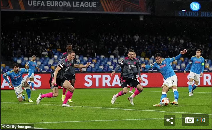 Eljif Elmas ấn định thắng lợi 3-2 cho đội bóng của Italia để tiễn "Bầy cáo" Leicester City khỏi Europa League năm nay