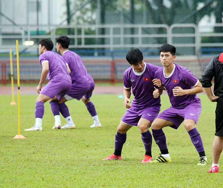 Buổi tập của ĐT Việt Nam diễn ra dưới cơn mưa kéo dài không ngớt kể từ đầu giờ chiều ở Singapore.