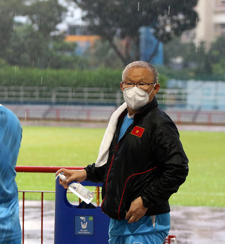 Sau buổi tập, thầy Park cầm sẵn chai nước xịt khuẩn để chờ các học trò.