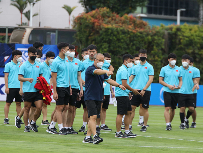 Thầy Park và các học trò tại Singapore với mục tiêu bảo vệ ngôi vô địch AFF Cup. Ảnh: VFF