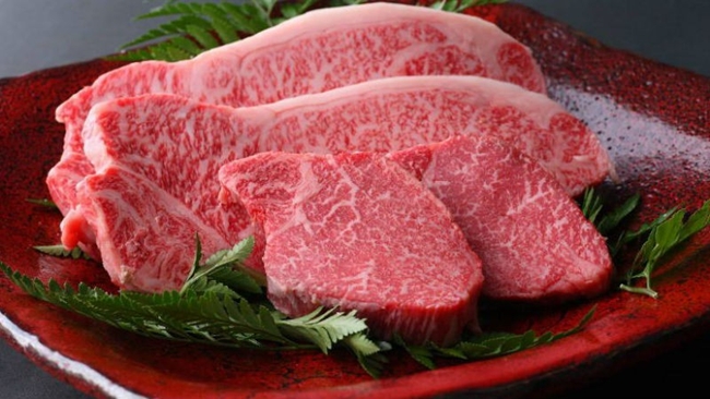 Được biết, bò Kobe được chăm sóc đặc biệt với chế độ ăn uống cực kì khoa học. 
