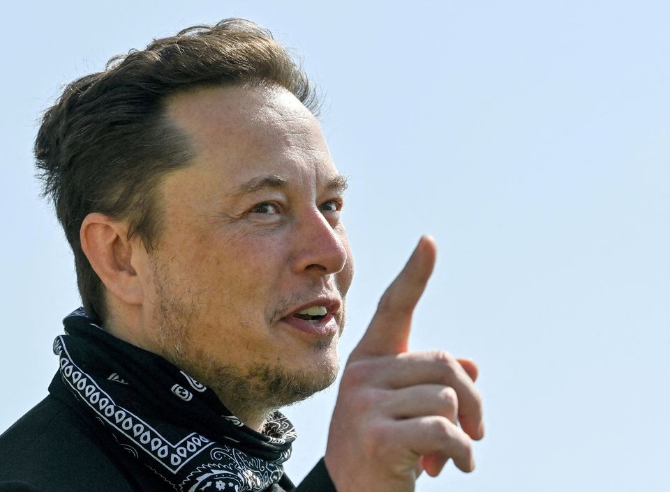 Tỷ phú giàu nhất thế giới Elon Musk tính toán “bỏ việc” - 1
