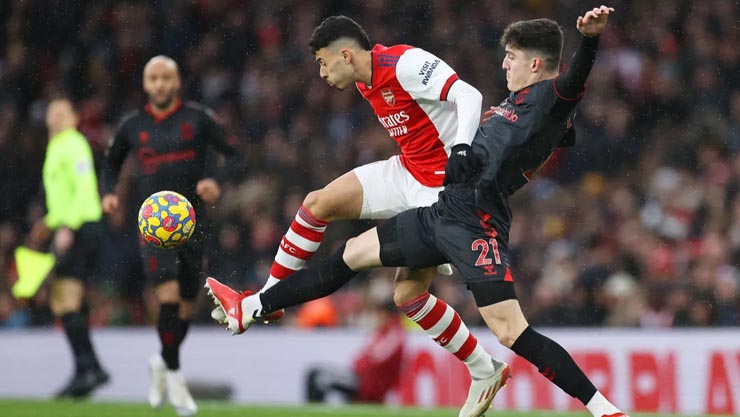 Arsenal (áo đỏ trắng) chơi tốt hơn Southampton