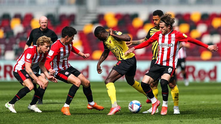 Trận đấu giữa Brentford (áo sọc đỏ trắng) và Watford diễn ra căng thẳng