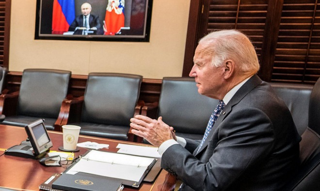 Tổng thống Mỹ Joe Biden trong cuộc hội đàm trực tuyến với người đồng cấp Nga Vladimir Putin hôm 7-12. Ảnh: Reuters