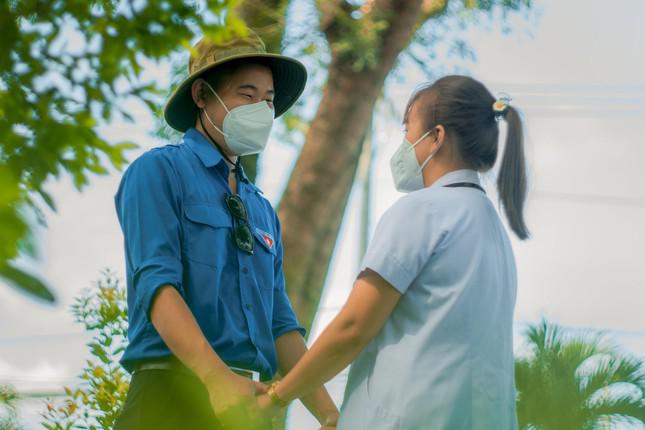 Không trang điểm, không diện váy cưới, vẫn khoác trên người bộ blouse trắng, Thúy vẫn cảm thấy hạnh phúc và vui vẻ khi chụp bộ ảnh đặc biệt.