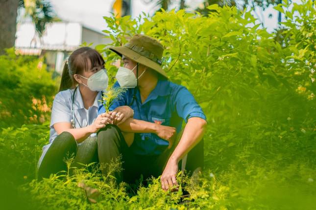 Bức ảnh "anh đoàn viên - cô y tá" để lại nhiều ấn tượng đẹp cho người xem bởi sự giản dị, không màu mè nhưng vẫn rất ý nghĩa.