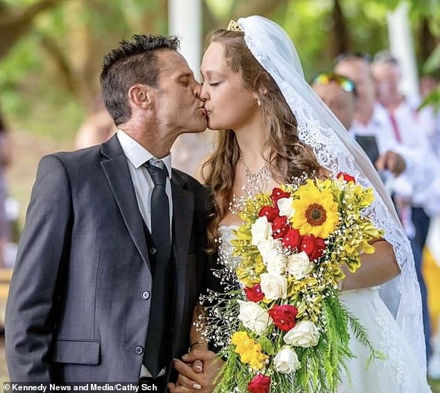 Rosana Inkpen (21 tuổi) kết hôn với chồng Scott (46 tuổi) vào tháng 1/2021