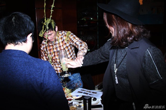 Huỳnh Thánh Y cư xử thô lỗ với phóng viên.