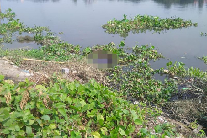 Thi thể nam thanh niên được phát hiện trôi trên sông Sài Gòn. Ảnh: CA