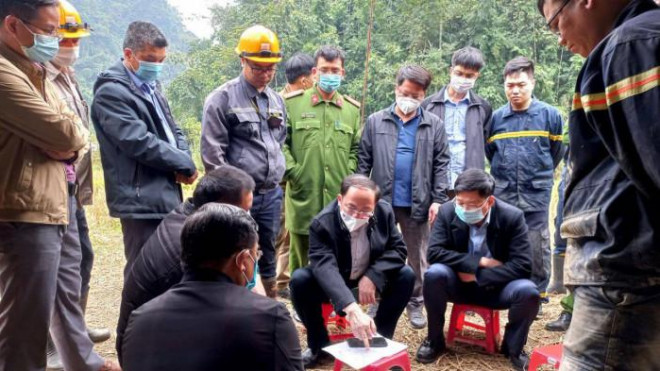 Lãnh đạo tỉnh Bắc Kạn trực tiếp kiểm tra, chỉ đạo triển khai phương án cứu hộ tại hiện trường. Ảnh: BBK.