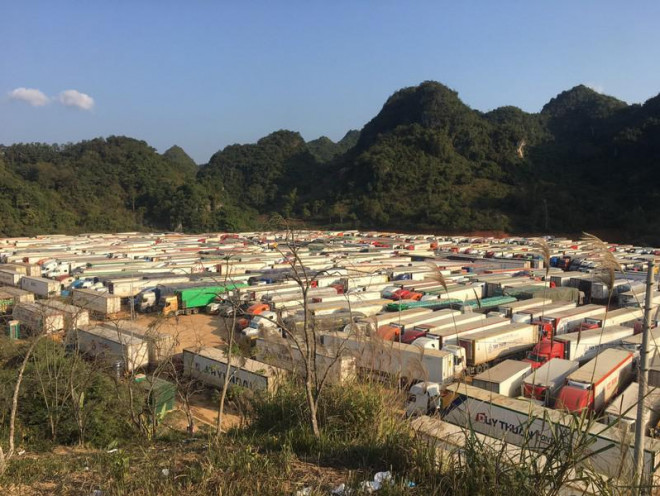 Hàng ngàn container đang kẹt tại cửa khẩu Tân Thanh. Ảnh NVC.