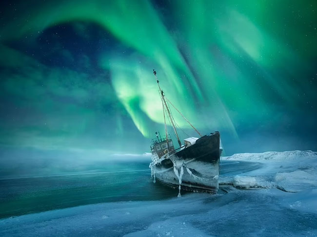 1. Hình ảnh này được chụp vào tháng 2 ở Teriberka, Murmansk Oblast, Nga, trên bờ biển Barents. Để có được bức ảnh đẹp này cần hội tụ đủ các điều kiện hoàn hảo như sương, băng tuyết, trăng tròn, trời quang đãng, không có gió.
