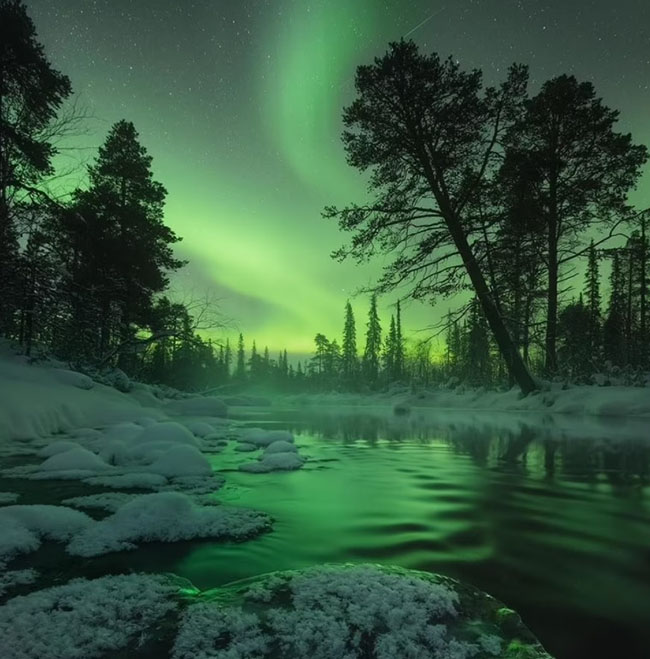 14. Hình ảnh kỳ diệu này được chụp tại Murmansk, Nga bởi nhiếp ảnh gia Daniel Kordan. Hầu hết các con sông ở đây không bị đóng băng dù thời tiết -35 độ C. Để có được bức ảnh này, Daniel đã phải lội nước và chân như bị tê cứng sau đó.
