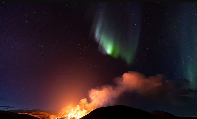 15. Hình ảnh tuyệt vời về cực quang phía trên núi lửa Geldingadalir ở Iceland này được chụp bởi Jeroen Van Nieuwenhove, một người cực kỳ nổi tiếng trong giới nhiếp ảnh gia ở Iceland.
