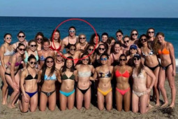 Tiền lệ "nguy hiểm": Nam VĐV chuyển giới trà trộn với 30 mỹ nhân bikini