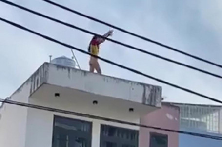 Cô gái không mặc quần la hét trên mái nhà, đòi nhảy lầu ở Bình Thạnh