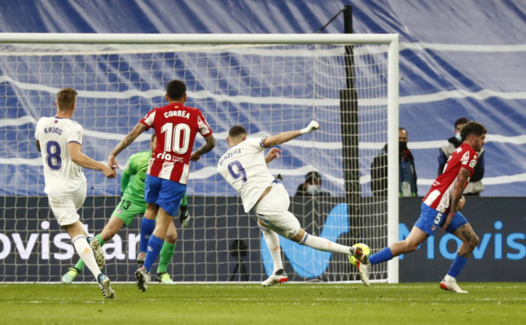 Benzema sút vô-lê đẹp mắt mở tỷ số cho Real Madrid trước Atletico Madrid