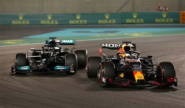 Verstappen tận dụng một tình huống gây tranh cãi ở vòng đua cuối để vượt lên