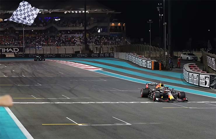 Verstappen ngăn Hamilton vượt lên một cách hiệu quả trước khi về đích để mang về chức vô địch