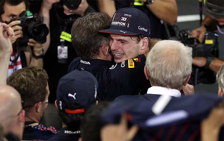 Trưởng đội đua Red Bull,&nbsp;Christian Horner, ôm Verstappen trong khoảnh khắc ăn mừng