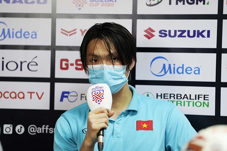 Tuấn Anh được trao giải Cầu thủ hay nhất trận Việt Nam - Malaysia