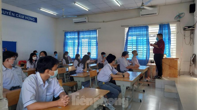 Học sinh TPHCM ngày đầu đến trường